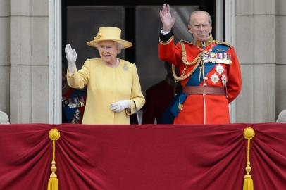  (FILES) This file photo taken on June 16, 2012 shows Queen Elizabeth II (L) and Prince Philip (R) standing on Buckingham Palace balcony following the Queen's Birthday Parade, 'Trooping the Colour' at Horse Guards Parade in London.Britain's Prince Philip, the 95-year-old husband of Queen Elizabeth II, will retire from public engagements later this year, Buckingham Palace said on May 4, 2017. / AFP PHOTO / LEON NEALEditoria: HUMLocal: LondonIndexador: LEON NEALSecao: imperial and royal mattersFonte: AFPFotógrafo: STF