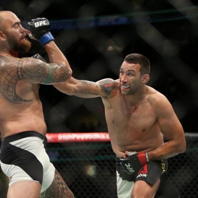 UFC 203: Miocic v OvereemCLEVELAND, OH - SEPTEMBER 10: Fabricio Werdum punches Travis Browne during the UFC 203 event at Quicken Loans Arena on September 10, 2016 in Cleveland, Ohio.   Rey Del Rio/Getty Images/AFPEditoria: SPOLocal: ClevelandIndexador: Rey Del RioFonte: GETTY IMAGES NORTH AMERICAFotógrafo: STR