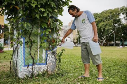  PORTO ALEGRE, RS, BRASIL, 14-04-2017: Waldo Dias, morador do bairro Centro Histórico, mobilizou os vizinhos a cuidarem da Praça Júlio Mesquita (FOTO FÉLIX ZUCCO/AGÊNCIA RBS, Editoria SuaVida).