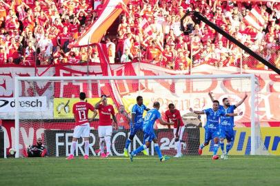  CAXIAS DO SUL, RS, BRASIL, 07/05/2017. Novo Hamburgo levanta a taça de campeão gaúcho de 2017 em partida sobre o Internacional, no Estádio Centenário. (Diogo Sallaberry/Agência RBS)