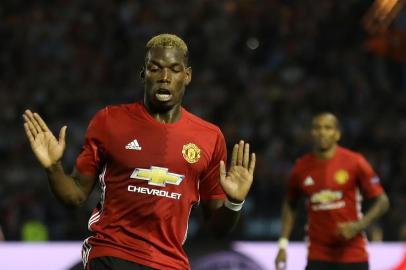 Manchester Uniteds French midfielder Paul Pogba (L) vies with Celta Vigos defender Hugo Mallo during their UEFA Europa League semi final first leg football match RC Celta de Vigo vs Manchester United FC at the Balaidos stadium in Vigo on May 4, 2017. / AFP PHOTO / CESAR MANSO