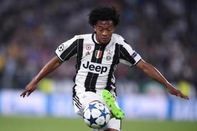  Juventus forward from Colombia Juan Cuadrado controls the ball during the UEFA Champions League semi final second leg football match Juventus vs Monaco, on May 9, 2017 at the Juventus stadium in Turin.  / AFP PHOTO / Filippo MONTEFORTEEditoria: SPOLocal: TurinIndexador: FILIPPO MONTEFORTESecao: soccerFonte: AFPFotógrafo: STF