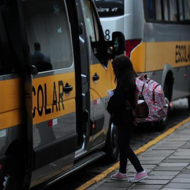  Apesar de uma lei rigorosa, com obrigatoriedade de registro e inspeções durante o ano, vans clandestinas que fazem transporte escolar de crianças e adolescentes CAXIAS DO SUL, RS, BRASIL 09/05/2017ainda circulam por Caxias do Sul. Pais precisam verificar detalhes antes de contratar o serviço como, por exemplo, a presença do adesivo de autorização do Detran, da faixa amarela na lateral externa e do tacógrafo. (Porthus Junior/Agência RBS)