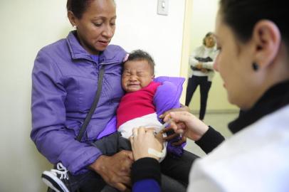  

SANTA MARIA, RS, BRASIL. 
pessoas procuraram unidade de saúde do Bairro Itararé para tomar a dose da vacina contra a gripe. NA FOTO: cases: a bebê Elisa Moreira, 9 meses, no colo da tia-avó Rejane Pereira
FOTO: GABRIEL HAESBAERT / NEWCO DSM