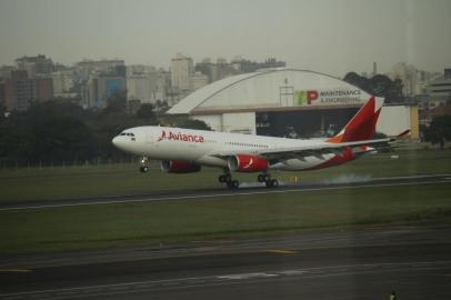 Voo da Avianca faz rasante sobre Porto Alegre