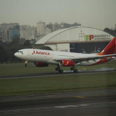 Voo da Avianca faz rasante sobre Porto Alegre