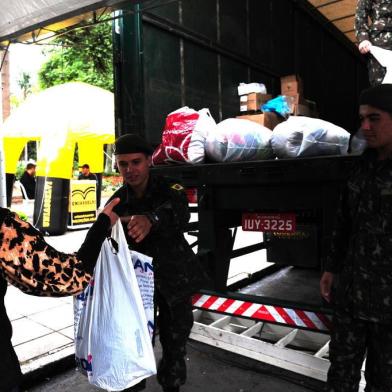  CAXIAS DO SUL, RS, BRASIL (13/05/2017). Campanha do Agasalho 2017. Fundação Caxias, Grupo Bandeirantes e Exército colaboram a recepção das roupas doadas para o inverno 2017. (Roni Rigon/Pioneiro).