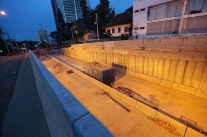  PORTO ALEGRE, RS, BRASIL - 2017.05.11 - Atraso em obra da trincheira na av Cristóvão Colombo prejudica comércio local. (Foto: ANDRÉ ÁVILA/ Agência RBS)