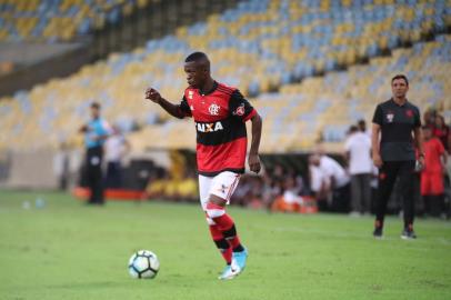 Vinícius Júnior em sua estreia pelo profissional com a camisa do Flamengo, contra o Atlético-MG, no Maracanã.