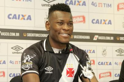 Zagueiro Paulão é apresentado no Vasco. Jogador do Inter foi emprestado ao time carioca.