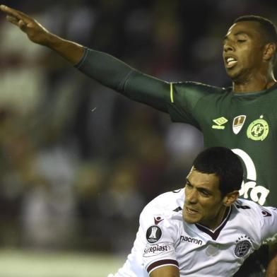  

Argentina's Lanus forward Jose Sand (L) vies for the ball with Brazil's Chapecoense defender Luiz Otavio during their Copa Libertadores football match at the Lanus stadium in Lanus, Buenos Aires, on May 17, 2017.
Otavio should have been suspended for the game due to a red card receivied earlier in the tournament, and while Chapecoense has claimed they were not told about the ban, Lanus has filed an official complaint and could be awarded the points despite having lost 2-1. / AFP PHOTO / Eitan ABRAMOVICH

Editoria: SPO
Local: Lanus
Indexador: EITAN ABRAMOVICH
Secao: soccer
Fonte: AFP
Fotógrafo: STF