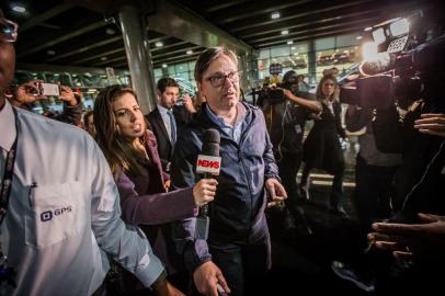 Rocha Loures chega em Guarulhos/SP apÃ³s delaÃ§Ãµes da JBSGUARULHOS, SP, 19.05.2017: JBS-DELAÃÃO - O deputado federal Rodrigo Rocha Loures (PMDB-PR) chega de Nova York no Aeroporto de Cumbica, nesta sexta-feira (19) em Guarulhos (SP), apÃ³s ser citado na delaÃ§Ã£o de executivos da JBS. (Foto: Bruno Santos/Folhapress)Local: SAO PAULO ;SP ;BRASIL