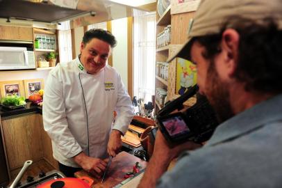  CAXIAS DO SUL, RS, BRASIL, 17/05/2017. Chef Rodrigo Werner de Oliveira grava programa Truques de Cozinha, que estreia neste sábado (dia 20 de maio) na Band RS. (Porthus Junior/Agência RBS)