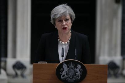 
A primeira-ministra britânica Theresa May faz uma declaração na rua 10 Downing Street, no centro de Londres, em 23 de maio de 2017, após uma reunião de emergência do Comitê Cobra em resposta a um suspeito de atentado suicida mortal na cidade de Manchester, no norte do país.
As crianças ficaram entre as 22 pessoas mortas e dezenas de feridos em um suspeito de atentado suicida em um show pop da estrela norte-americana Ariana Grande, no ataque terrorista britânico mais mortal em 12 anos. / AFP PHOTO / Daniel LEAL-OLIVAS