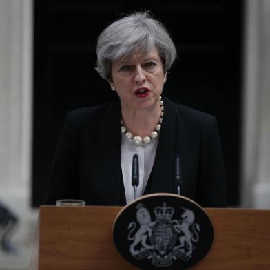 
A primeira-ministra britânica Theresa May faz uma declaração na rua 10 Downing Street, no centro de Londres, em 23 de maio de 2017, após uma reunião de emergência do Comitê Cobra em resposta a um suspeito de atentado suicida mortal na cidade de Manchester, no norte do país.
As crianças ficaram entre as 22 pessoas mortas e dezenas de feridos em um suspeito de atentado suicida em um show pop da estrela norte-americana Ariana Grande, no ataque terrorista britânico mais mortal em 12 anos. / AFP PHOTO / Daniel LEAL-OLIVAS