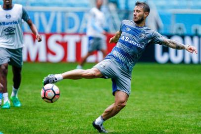 RS - FUTEBOL/TREINO GREMIO  - ESPORTES - Jogadores do Gremio realizam treino durante a tarde desta quarta-feira na Arena, na preparacao para a Libertadores 2017. Na foto, meia Gastón "Gata" Fernández. FOTO: LUCAS UEBEL/GREMIO FBPA