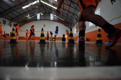  CAXIAS DO SUL, RS, BRASIL 25/05/2017Treino da escolinha do MGA Games, time de futsal feminino de Caxias do Sul, que conta com verba do Fiesporte. Ginásio do Cristo Operário, no Bairro Planalto. (Felipe Nyland/Agência RBS)