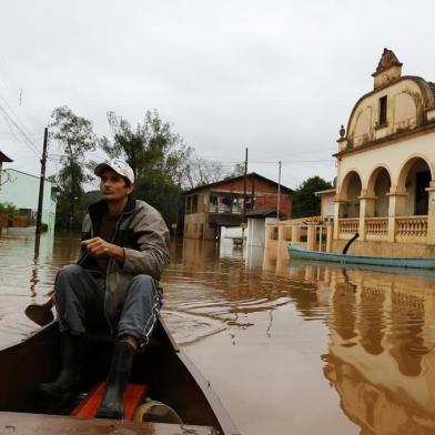 Na foto: Milton Valerio, 49 anos, servente de pedreiro Enchente tira cem famílias de casa em São Sebastião do CaíApesar da trégua na chuva na manhã deste domingo, Defesa Civil do município teme que tempo volte a piorar nos próximos dias