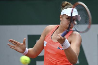 Brazil's Beatriz Haddad Maia returns the ball to Russia's Elena Vesnina during their tennis match at the Roland Garros 2017 French Open on May 29, 2017 in Paris.  / AFP PHOTO / Eric FEFERBERG