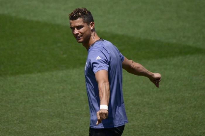 Real Madrid's Portuguese forward Cristiano Ronaldo attends a training session at Valdebebas Sport City in Madrid on May 30, 2017 during the Media Day prior to the UEFA Champions League football match final Juventus vs Real Madrid. / AFP PHOTO / PIERRE-PHILIPPE MARCOU