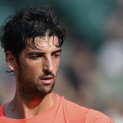  Brazils Thomaz Bellucci returns the ball to Frances Lucas Pouille during their tennis match at the Roland Garros 2017 French Open on May 31, 2017 in Paris.  / AFP PHOTO / Eric FEFERBERGEditoria: SPOLocal: ParisIndexador: ERIC FEFERBERGSecao: tennisFonte: AFPFotógrafo: STF