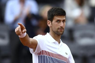 Serbias Novak Djokovic celebrates after a point against Argentinas Diego Schwartzman during their tennis match at the Roland Garros 2017 French Open on June 2, 2017 in Paris.  / AFP PHOTO / CHRISTOPHE SIMON