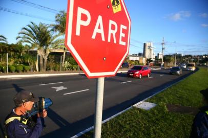  PORTO ALEGRE, RS, BRASIL, 02-06-2017. EPTC faz fiscalização de trânsito na Av. Diário de Noticias. (LAURO ALVES/AGÊNCIA RBS)