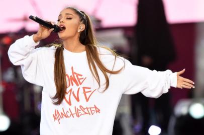 Nesta fotografia, lançada pela One Love Manchester em 4 de junho de 2017, a cantora americana Ariana Grande apresenta o concerto beneficente One Love Manchester para as famílias das vítimas do ataque terrorista de Manchester, em 22 de maio, em Emirates Old Trafford, no Grande Manchester, em junho 4, 2017.One Love Manchester / RESTRICTED TO EDITORIAL USE - MANDATORY CREDIT AFP PHOTO / ONE LOVE MANCHESTER / DAVE HOGAN - NO MARKETING NO ADVERTISING CAMPAIGNS - DISTRIBUTED AS A SERVICE TO CLIENTS