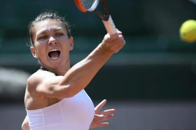  

Romanias Simona Halep returns the ball to Ukraines Elina Svitolina during their tennis match at the Roland Garros 2017 French Open on June 7, 2017 in Paris.  / AFP PHOTO / Eric FEFERBERG

Editoria: SPO
Local: Paris
Indexador: ERIC FEFERBERG
Secao: tennis
Fonte: AFP
Fotógrafo: STF