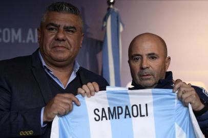 The Argentine football association (AFA) president Claudio Tapia (L) presents the Argentine football teams new coach Jorge Sampaoli during a press conference in Ezeiza, Buenos Aires, Argentina, on June 1, 2017. / AFP PHOTO / JUAN MABROMATA