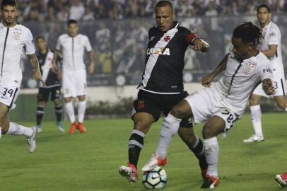 VASCO X CORINTHIANSRJ - BRASILEIRÃO/VASCO X CORINTHIANS - ESPORTES -  Paulo Roberto, do Corinthians, disputa lance com Luis Fabiano, do Vasco, válida pela   quinta rodada do Campeonato Brasileiro, no estádio de São Januário, na zona norte do Rio   de Janeiro, nesta quarta-feira.   07/06/2017 - Foto: REGINALDO PIMENTA/RAW IMAGE/ESTADÃO CONTEÚDOEditoria: ESPORTESLocal: RIO DE JANEIROIndexador: REGINALDO PIMENTAFotógrafo: RAW IMAGE