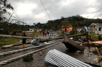 CAXIAS DO SUL, RS, BRASIL, 08/06/2017. O temporal da madrugada desta quinta-feira deixou um rastro de estragos na região da Serra e pelo menos uma vítima fatal. Segundo o 5º Comando Regional dos Bombeiros (5º CRB), uma pessoa morreu em Vila Oliva, no interior de Caxias do Sul. Na foto, estragos em Vila Oliva. (Marcelo Casagrande/Agência RBS)