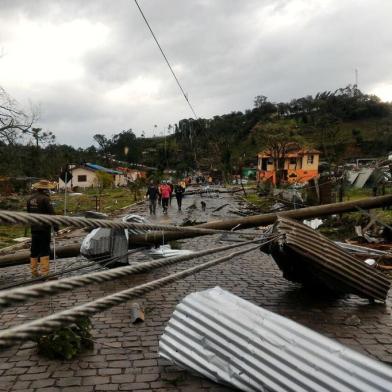 CAXIAS DO SUL, RS, BRASIL, 08/06/2017. O temporal da madrugada desta quinta-feira deixou um rastro de estragos na região da Serra e pelo menos uma vítima fatal. Segundo o 5º Comando Regional dos Bombeiros (5º CRB), uma pessoa morreu em Vila Oliva, no interior de Caxias do Sul. Na foto, estragos em Vila Oliva. (Marcelo Casagrande/Agência RBS)