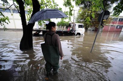  

PORTO ALEGRE, RS, BRASIL, 08-06-2017. Temporal causa uma morte em Porto Alegre. Na foto: Rua 25 de Julho com Avenida Sertório, na zona norte. (RONALDO BERNARDI/AGÊNCIA RBS)