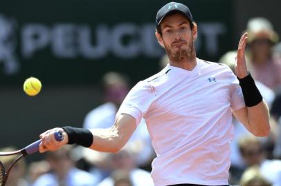  Britains Andy Murray returns the ball to Switzerlands Stanislas Wawrinka during their semifinal tennis match at the Roland Garros 2017 French Open on June 9, 2017 in Paris.  / AFP PHOTO / CHRISTOPHE SIMONEditoria: SPOLocal: ParisIndexador: CHRISTOPHE SIMONSecao: tennisFonte: AFPFotógrafo: STF