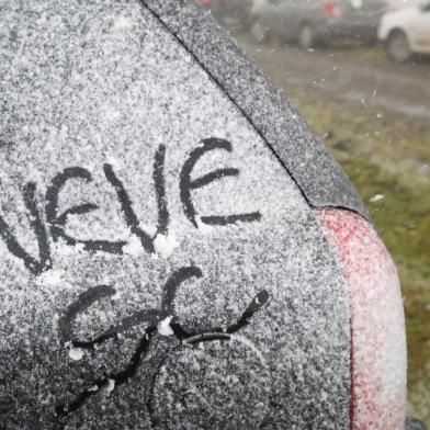  URUPEMA, SC, BRASIL, 09/06/2017 - Primeiros momentos da neve no morro das Antenas, em Urupema