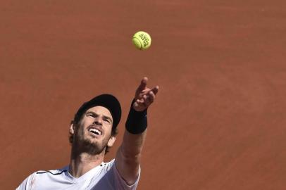  Britains Andy Murray serves the ball to Switzerlands Stanislas Wawrinka during their semifinal tennis match at the Roland Garros 2017 French Open on June 9, 2017 in Paris.  / AFP PHOTO / FRANCOIS XAVIER MARITEditoria: SPOLocal: ParisIndexador: FRANCOIS XAVIER MARITSecao: tennisFonte: AFPFotógrafo: STF