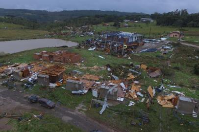  CAXIAS DO SUL, 09/06/2017: vendaval provocou destruição na Vila Oliva, em Caxias do Sul. CRÉDITO: Ninefeet/Divulgação