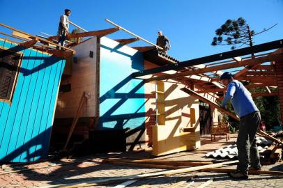  

CAXIAS DO SUL, RS, BRASIL, 10/06/2017 - Reconstrução de Vila Oliva após tornado que atingiu mais de 150 casas. Moradores precisam de telhas, madeira, pregos entre outroa materiais. (Marcelo Casagrande/Agência RBS)