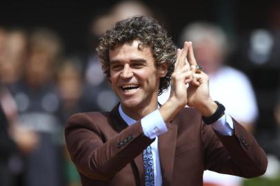  Brazilian former tennis player Gustavo Kuerten poses before men's final tennis match at the Roland Garros 2017 French Open on June 11, 2017 in Paris.  / AFP PHOTO / Eric FEFERBERGEditoria: SPOLocal: ParisIndexador: ERIC FEFERBERGSecao: tennisFonte: AFPFotógrafo: STF