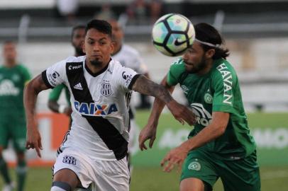 PONTE PRETA X CHAPECOENSESP - PONTE/CHAPECOENSE - ESPORTES - Lucca e Apodi durante o jogo entre Ponte Preta e Chapecoense realizado no Estádio Moisés Lucarelli, em Campinas. A partida é válida pela 6ª rodada do Brasileirão 2017. 11/06/2017 - Foto: RICARDO MOREIRA/FOTOARENA/FOTOARENA/ESTADÃO CONTEÚDOEditoria: ESPORTESLocal: CAMPINASIndexador: RICARDO MOREIRAFotógrafo: FOTOARENA