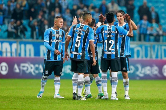 RS - FUTEBOL/CAMPEONATO BRASILEIRO 2017/GREMIO X BAHIA - ESPORTES - Lance da partida entre Gremio e Bahia disputada na noite desta segunda-feira, na Arena, valida pelo Campeonato Brasileiro 2017. FOTO: LUCAS UEBEL/GREMIO FBPA