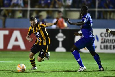 Bolivias Strongest Alejandro Chumacero (L) vies for the ball with Ecuadors Emelec Osbaldo Lastra  during their Copa Libertadores football match at Jocay stadium in Manta, Ecuador, on February 24, 2015. AFP PHOTO / RODRIGO BUENDIA