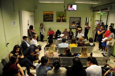  CAXIAS DO SUL, RS, BRASIL, 10/03/2017 - Usuários do Postão 24 horas reclamam de longa espera para atendimento. Próximo das 18h30 havia bastante gente esperando. (Marcelo Casagrande/Agência RBS)