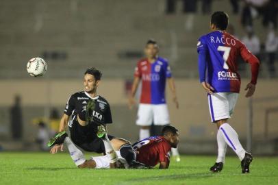 PARANÁ CLUBE X FIGUEIRENSE

PR - BRASILEIRÃO/SÉRIE B/PARANÁ CLUBE X FIGUEIRENSE - ESPORTES - O jogador Gabriel, do Paraná Clube   disputa lance com Henan, do Figueirense   durante a partida do Paraná Clube x   Figueirense, válida pela 08ª rodada do   Campeonato Brasileiro da série B, no   estádio Durival Britto e Silva, em   Curitiba (PR), nesta sexta-feira.16.   16/06/2017 - Foto: GIULIANO GOMES/PR PRESS/ESTADÃO CONTEÚDO

Editoria: ESPORTES
Local: CURITIBA
Indexador: GIULIANO GOMES
Fonte: PR PRESS
Fotógrafo: PR PRESS