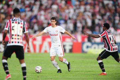 Inter e Santa Cruz se enfrentam no Arruda, em Pernambuco, pela oitava rodada do Brasileirão Série B. No lance, Rodrigo Dourado.
