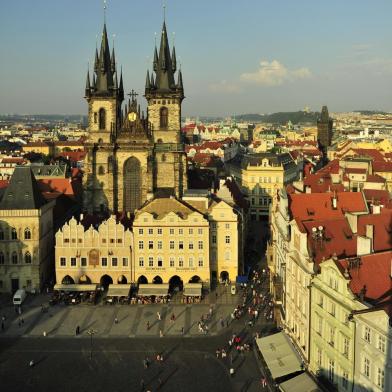 Praça na cidade velha, em Praga.Praga, na República Tcheca, mistura charme medieval à efervescência cultural.Sobrevivente de guerras e conflitos políticos, a cidade de Praga foi chamada por Goethe de a jóia de pedra e é considerada até hoje uma das capitais mais bonitas do leste europeu.