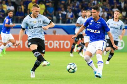 BELO HORIZONTE, MG - 19.06.2017: CRUZEIRO X GRÊMIO - Arthur, do Grêmio, é marcado por Thiago Neves, do Cruzeiro, durante Cruzeiro x Grêmio, partida válida pela oitava rodada do Campeonato Brasileiro 2017, realizada no Estadio Mineirão, Belo Horizonte, MG. (Foto: Dudu Macedo/Fotoarena/Lancepress!)