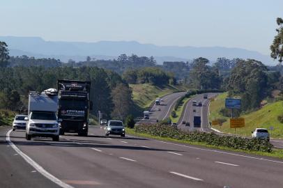  GLORINHA-RS- BRASIL-   Manutençao da BR 290 feita pela Concepa. Equipe da Concepa realizando serviços de manutenção na rodovia. O contrato com a empresa encerra dia 4 de julho e, até agora, o governo não anunciou o que fará, sendo que a freeway pode ficar sem pedágio e sem manutenção. - Glorinha,  FOTO FERNANDO GOMES/ZERO HORA.