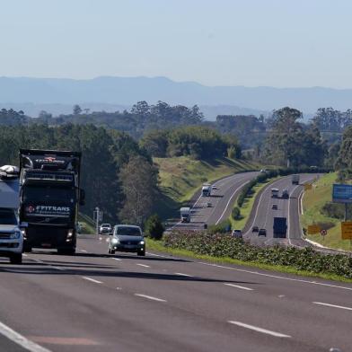  GLORINHA-RS- BRASIL-   Manutençao da BR 290 feita pela Concepa. Equipe da Concepa realizando serviços de manutenção na rodovia. O contrato com a empresa encerra dia 4 de julho e, até agora, o governo não anunciou o que fará, sendo que a freeway pode ficar sem pedágio e sem manutenção. - Glorinha,  FOTO FERNANDO GOMES/ZERO HORA.